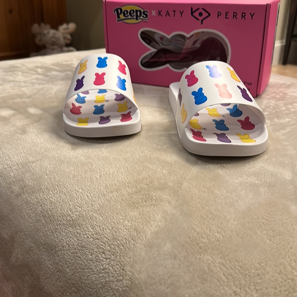 KATY PERRY women’s Relax poolside in the Peeps Bunny Slide - Picture 7 of 16